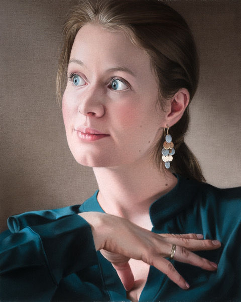 Anna Lindner in grüner Bluse
