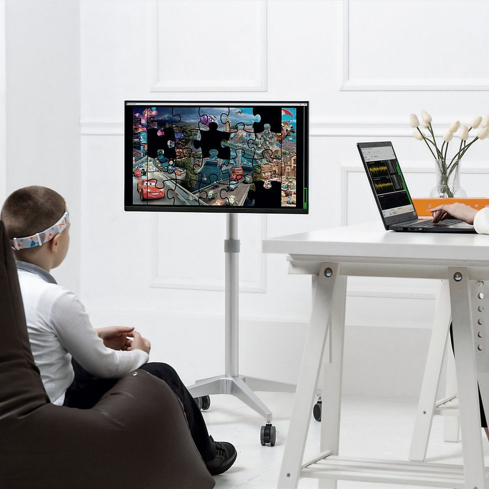 Exemple de séance de neurofeedback dans laquelle le sujet va résoudre un puzzle par la seule force de sa concentration (mesurées par les électrodes placées dans le bandeau sur sa tête).