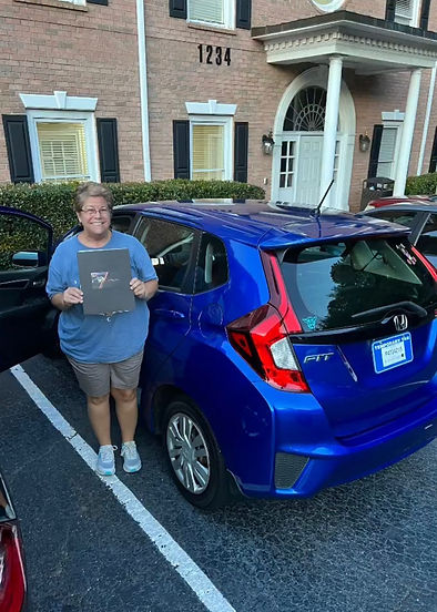 Cliente satisfecho con su coche nuevo.