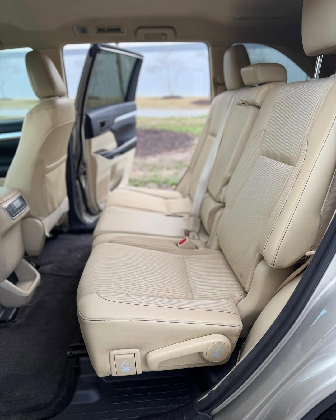 2016 Toyota Highlander LE Plus - Photo 4
