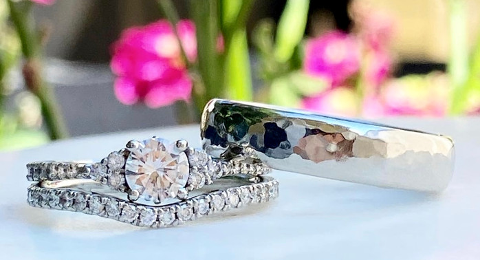 Hammered - 4.5mm Domed (high-polish white gold)