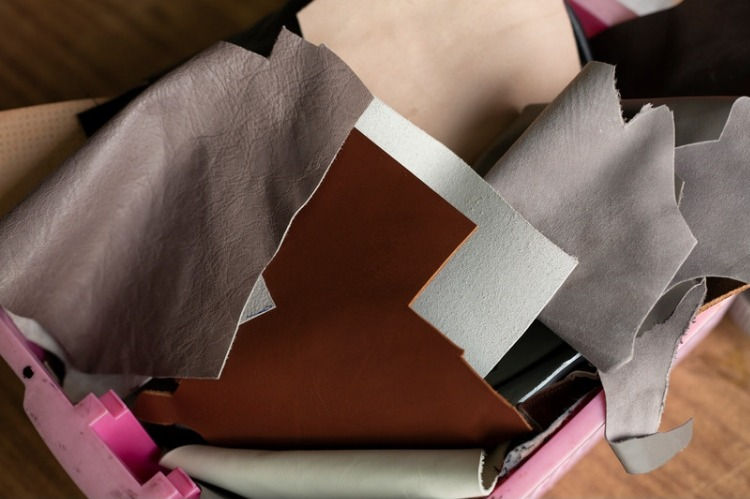 Küçük resim: LEATHER SCRAPS