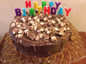 Easy Twix Cake: How to Make Your House Smell Like a Candybar