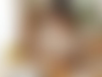 父の日のプレゼントを選ぶ女性