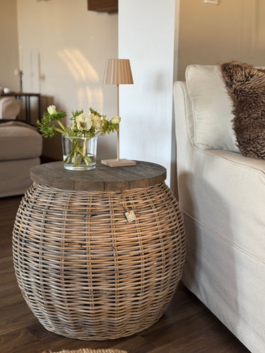 Rattan Korbtisch mit Teakholz-Platte – Exklusives Original (Ø 64 cm)