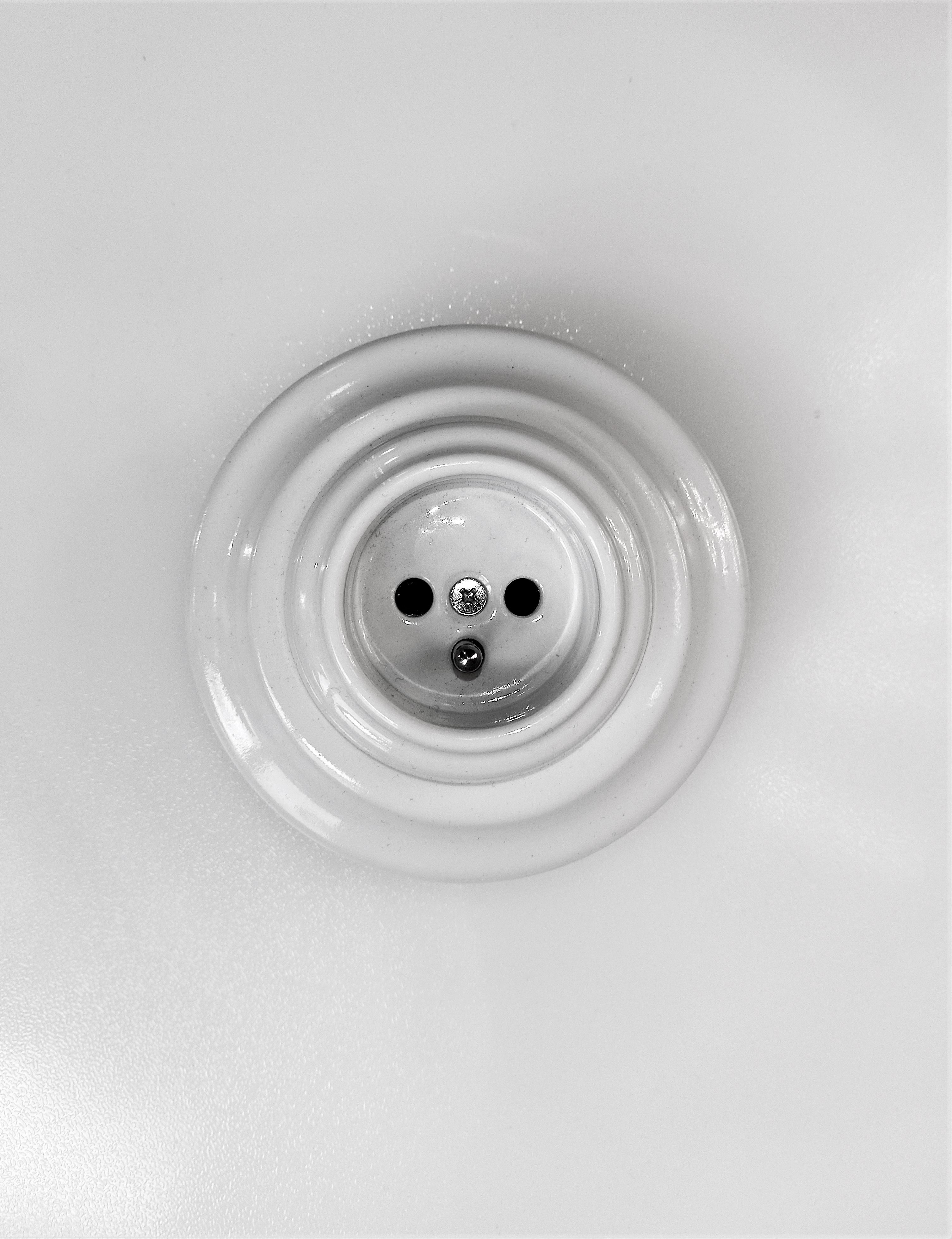 Keramisk stikkontakt m/pindjord (1 modul) Hvid