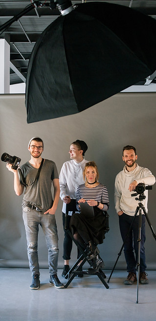 Equipo creativo en estudio