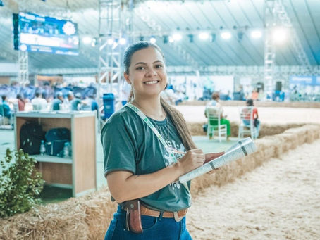 Do Bastidores à Pista: Nossa Monitora Jaque Mostra a Força da Vet e da Zootecnia na EXPO Girolando 2026!