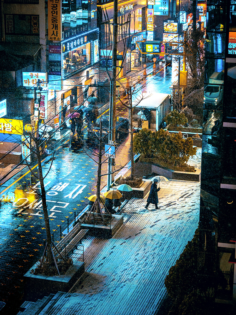 People walking in the street on a snowy day in Gangnam, Seoul.