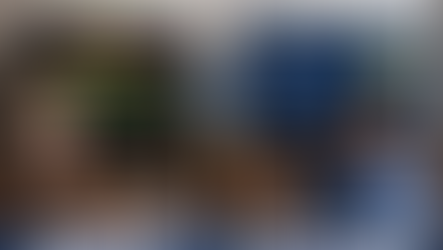 „Zweiteiliges Vergleichsbild: Links sitzt ein älterer Mann um die 60 Jahre vor einem Fernseher mit klassischem Teletext in pixeliger Darstellung und Seitenzahlen. Rechts sitzt ein jüngerer Mann um die 30 Jahre vor einem modernen Smart-TV mit HbbTV-Teletext, grafischer Oberfläche, Navigation und Unterseitenspeicher. Das Bild zeigt den Unterschied zwischen klassischem Teletext und modernem HbbTV.“