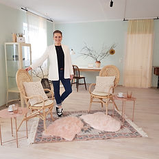 Inhaberin Doris Holler in ihrer Praxis für Psychotherapie, einladende Atmosphäre mit zwei Rattanstühlen, Teppich und kleinen Tischchen