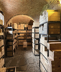 Weinkeller mit Holzkisten