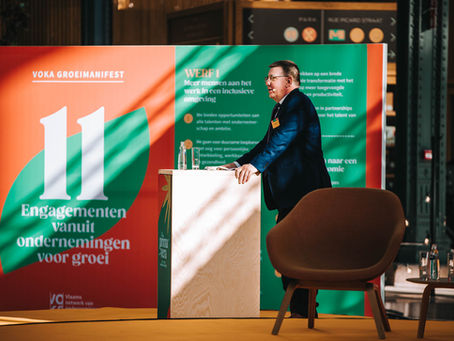 Bedrijfsfotograaf in Antwerpen maakt foto’s tijdens een professioneel evenement.