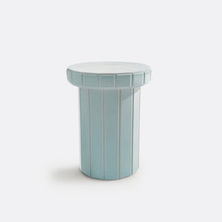 Sélection mobilier et décoration esprit French Riviera : bout de canapé habillé de zelliges