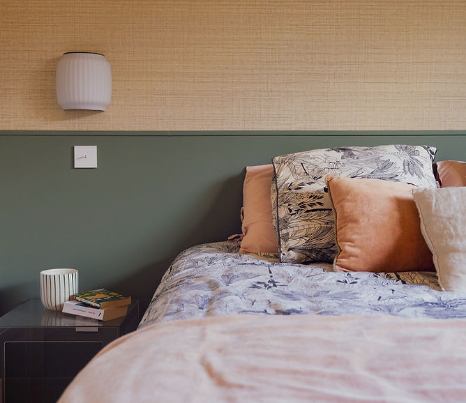détail de la chambre parentale du projet T à Bordeaux, avec une tête de lit avec soubassement kaki + raphia