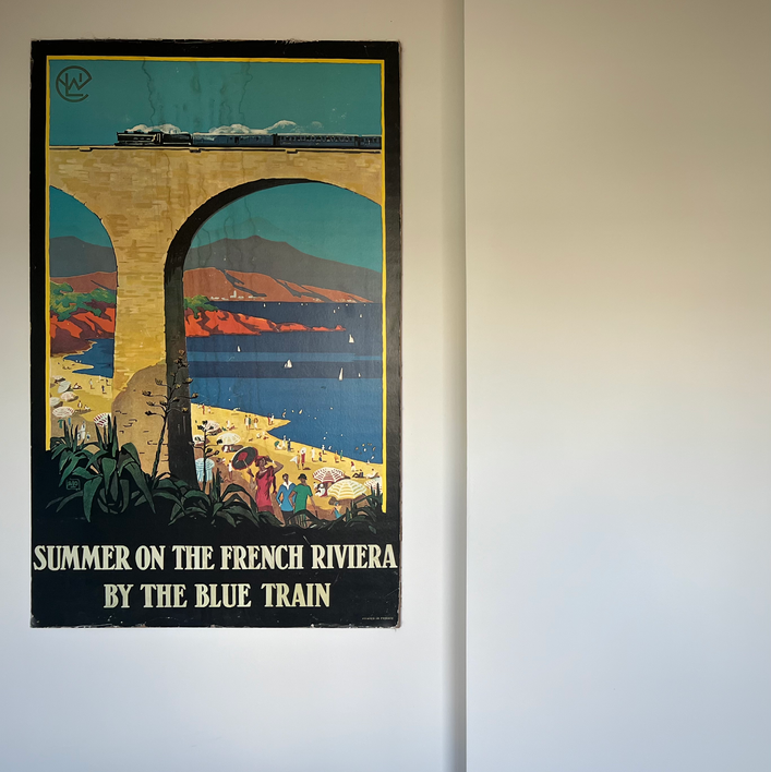 Une sérigraphie ancienne et chinée est mise en valeur par la teinte crème des murs
