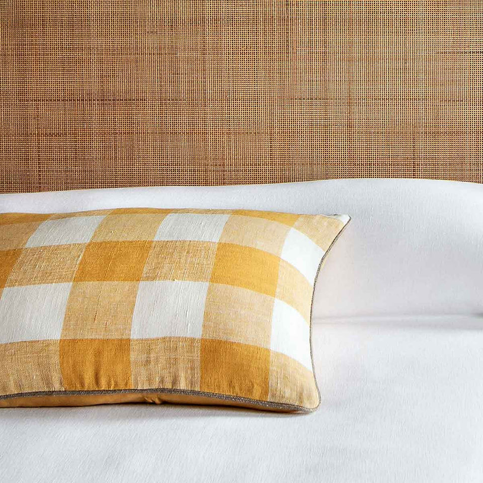 coussin en lin à carreaux blancs et ocres, tête de lit raphia