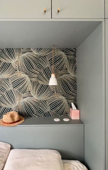 Dressing pont de lit sur mesure en Swisschrono granit grey
Papier peint Casadéco Pampelonne
linge de lit en double gaze de coton
Haomy et la redoute 
appareillage Modelec
