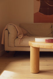 détail de la table basse de forme organique
