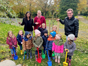 „Apfelbäumchen“ als grünes Geschenk zur Einweihung der Kindertagesstätte „Gartenkinder“