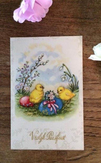 Nostalgische postkaart Pasen: kuikens met versierde eieren en bloemen