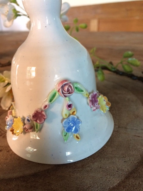 Porseleinen klokje met bloemen