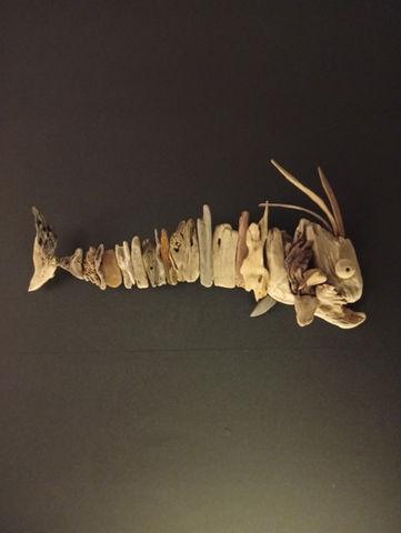 Créations artistiques en bois flotté. sculpture Poisson imaginaire sur son support en bois et métal. Océan atlantique, la Rochelle, Ile de Ré.