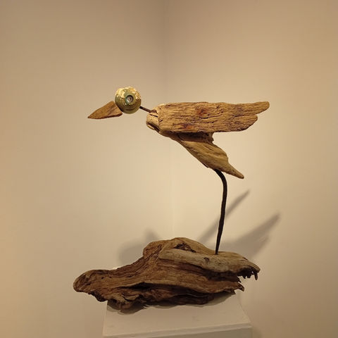 Créations artistiques en bois flotté. sculpture Poisson imaginaire sur son support en bois et métal. Océan atlantique, la Rochelle, Ile de Ré.
