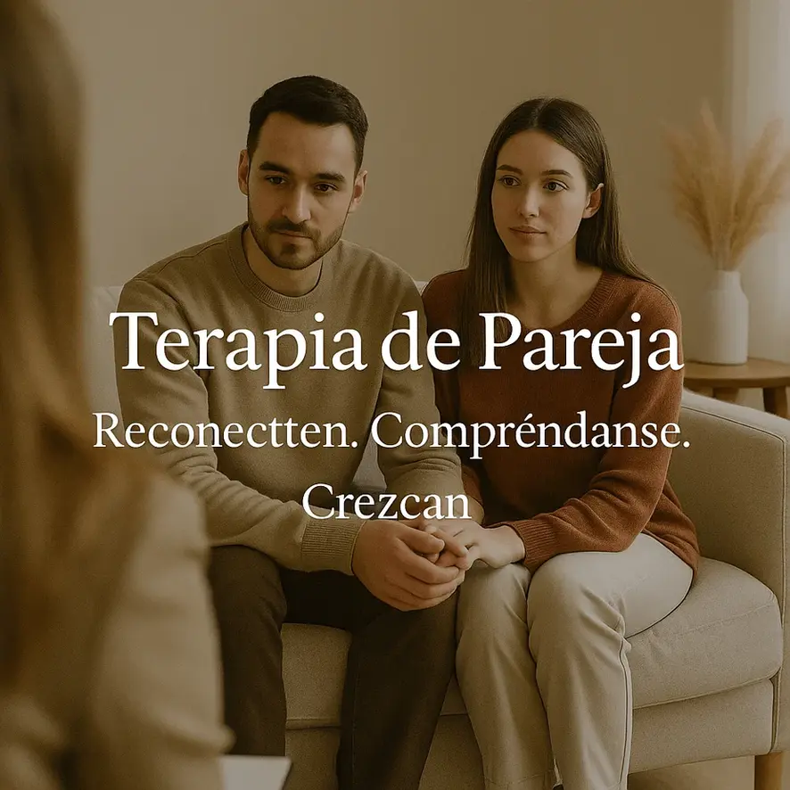 Psicóloga brindando sesión de terapia de pareja para mejorar la relación y la comunicación.