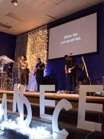Fotografías del Congreso Resplandece 2019 en Quebec, mostrando momentos de adoración, prédicas impactantes y comunión entre mujeres cristianas y no cristianas.