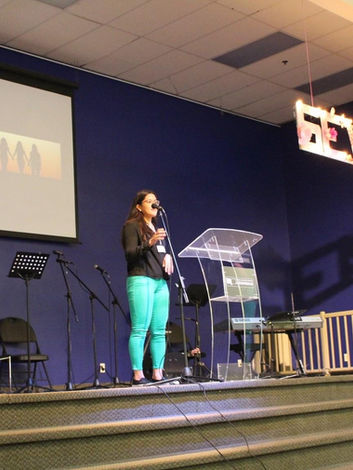 Fotografías del Congreso Resplandece 2018 en Quebec, mostrando momentos de adoración, prédicas impactantes y comunión entre mujeres cristianas y no cristianas.