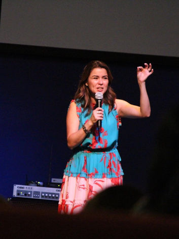 Fotografías del Congreso Resplandece 2019 en Quebec, mostrando momentos de adoración, prédicas impactantes y comunión entre mujeres cristianas y no cristianas. Conferencista: Gloriana Montero.