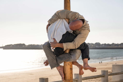 Duo d'acrobate (mixte ou femmes) avec musique live.
Une arène, deux acrobates. Ils se testent, s’imitent, éprouvent et explorent les possibilités de l’espace.

Photo Marine Raimbaud
