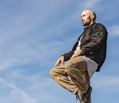 Comment j’ai tenté le ciel raconte la trajectoire d’un être malmené par le flux incessant du bruit du monde.
Le mât indien, ou Mallakhamb, agrès de Lucas Struna.
Représentation Porte des Lilas (Paris)