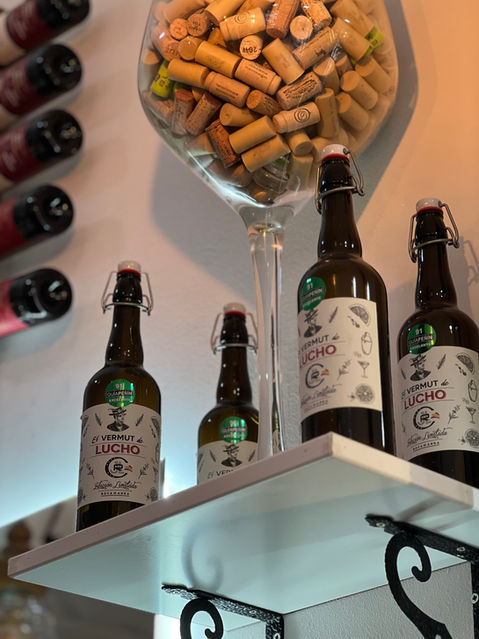 Botellas de vino y tapeo en Madrid