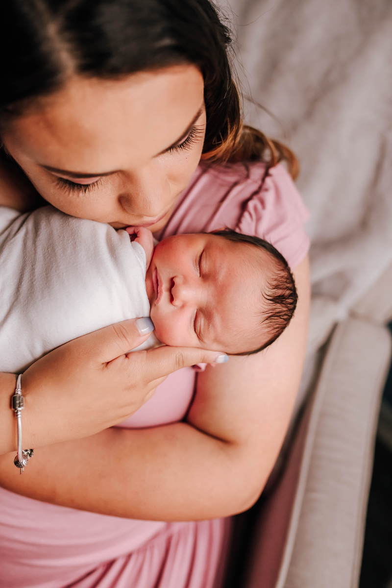 lifestyle newborn photographers in jacksonville