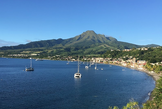 Ankerplatz unterhalb des Mont Pelée, Martinique – Segeln Sie durch Martiniques unglaubliche Landschaften mit Blick auf den legendären Vulkan.