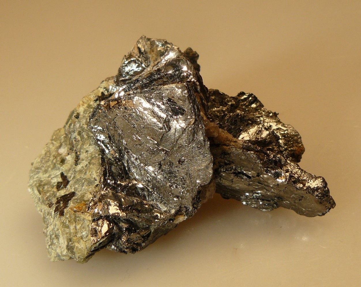 Graphite on Diopside with Fluorite and Calcite