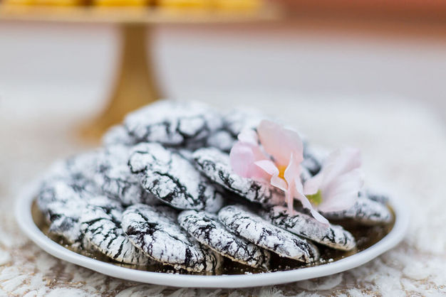 chocolate cookies with powder sugar