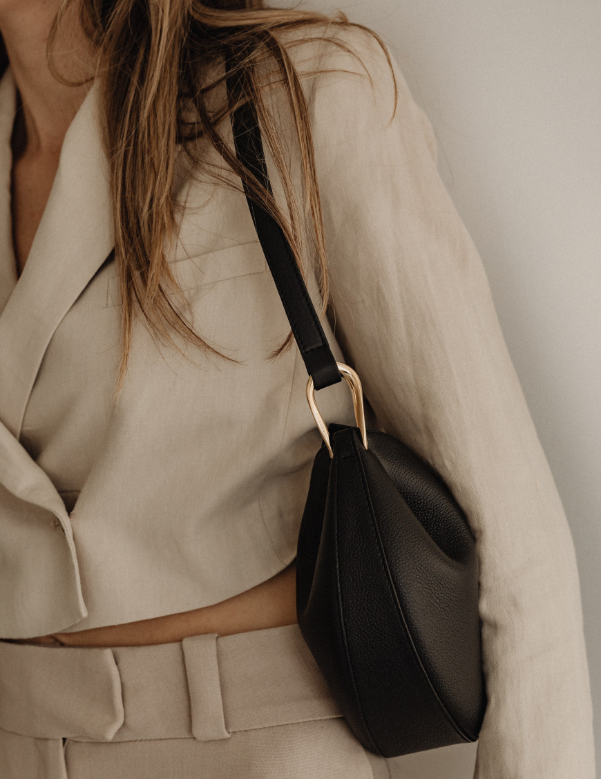 kaboompics_simplistic-sophistication-a-fashion-photoshoot-with-a-stunning-model-in-neutral