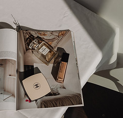 kaboompics_chic-essence-a-curated-collection-of-ugc-chanel-inspired-imagery-34902.jpg