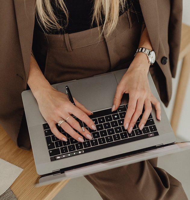 kaboompics_young-entrepreneur-dressed-in-brown-suit-holds-laptop-27938.jpg
