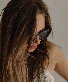 kaboompics_simplistic-sophistication-a-fashion-photoshoot-with-a-stunning-model-in-neutral