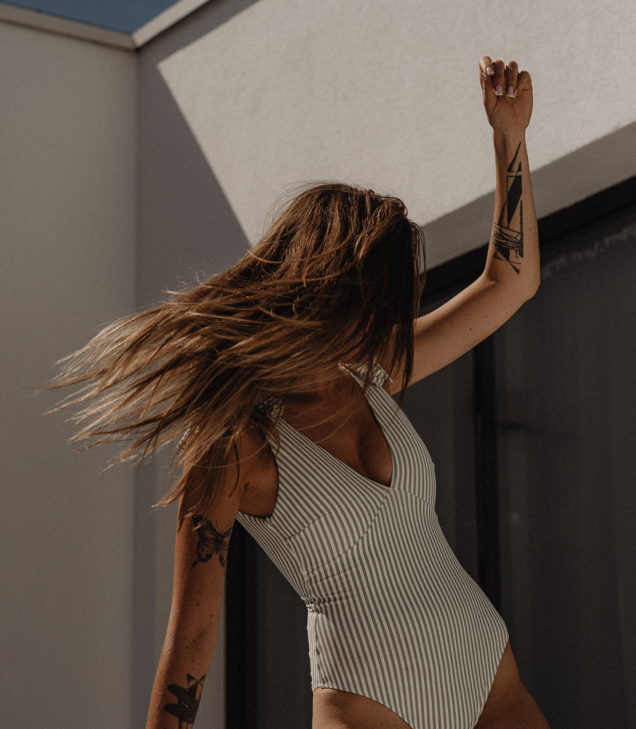 kaboompics_golden-glow-embracing-beach-vibes-and-the-perfect-tan-32460.jpg
