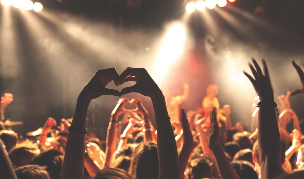 Soirée dégustation de bières artisanales avec concert et danse dans un pub du Jura