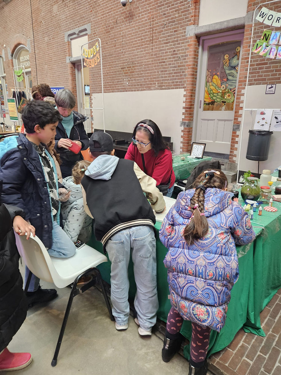 En Ruilfestival. Nuestro stand estuvo muy concurrido por niños que al final llamaron a sus padres para compartir su emoción.