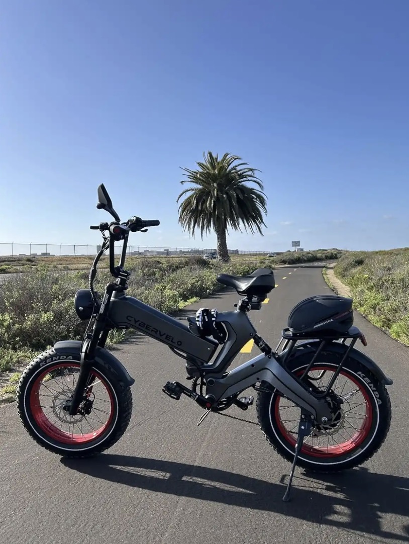 EK6 Max 2.0 parked near a trail entrance
