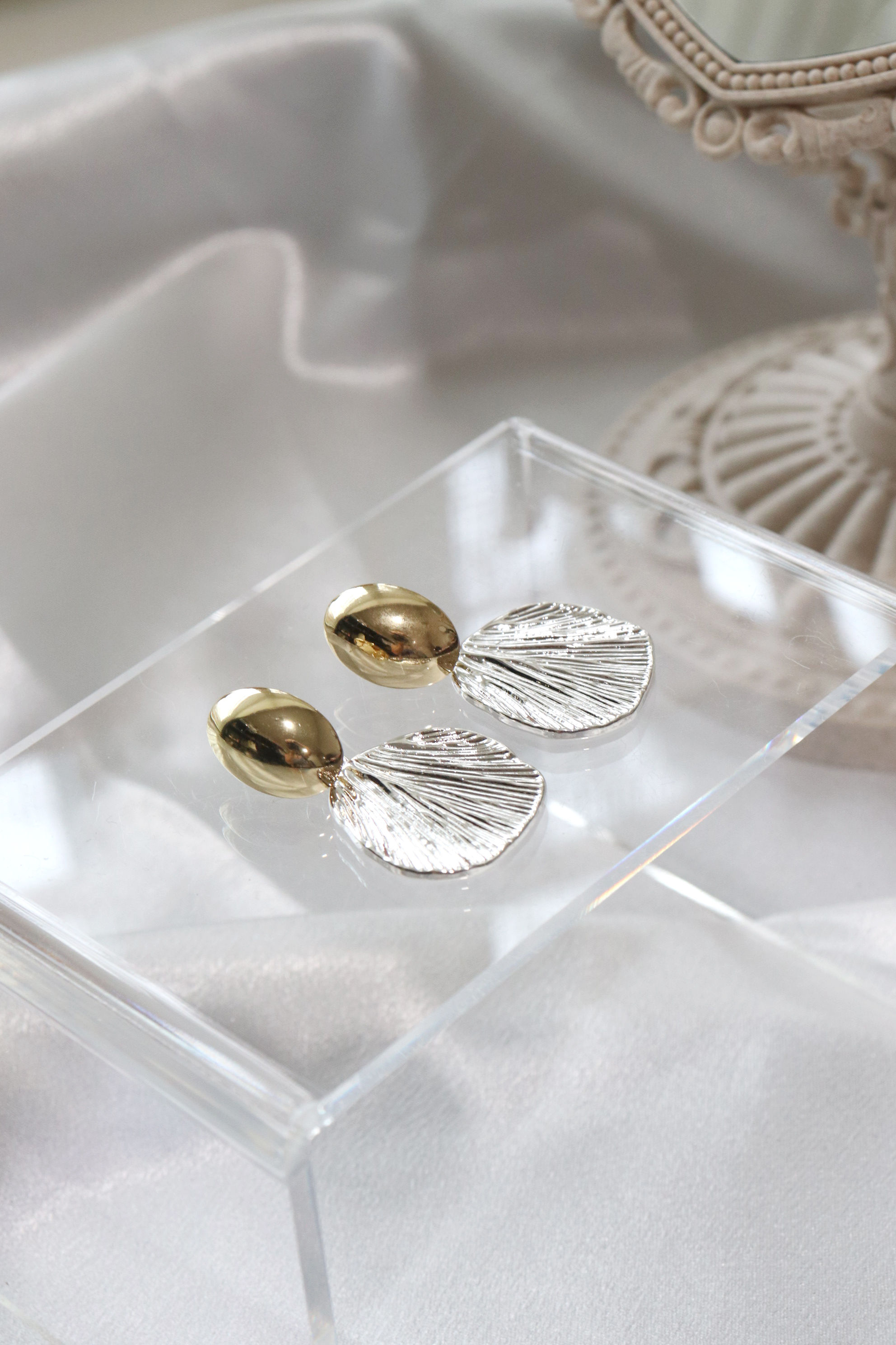 Metal Oval Dangle Hammered Circle Earring