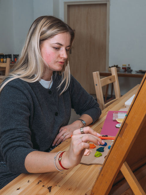 Zážitkový večerní kurz akrylové malby Akryl prosecco a ústřice pod vedením Barbory Oudesové