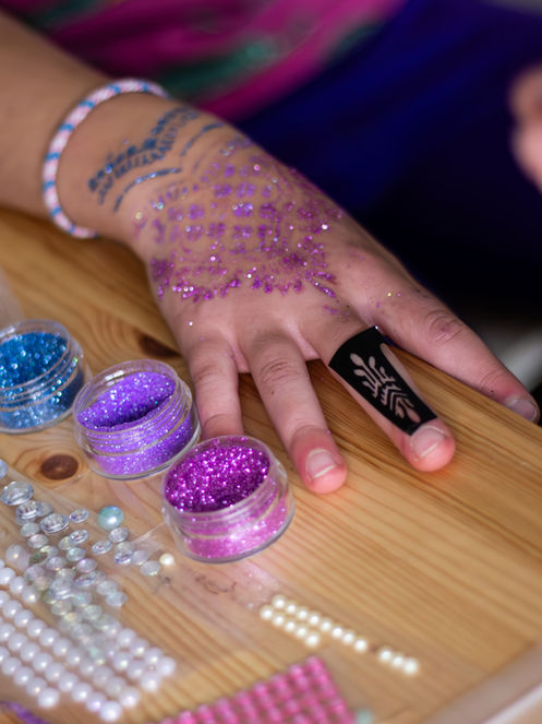 Detail ruky dítěte s třpytivým tetováním na kreativní narozeninové oslavě